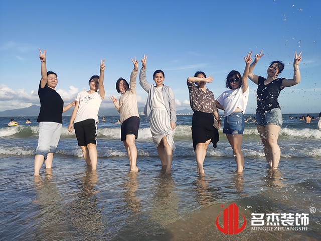 20250721154912_420 海边合影
